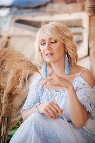 Красива Блондинка Синій Сукні — стокове фото