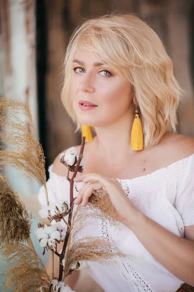 Krásná Blondýna Žena Bílých Šatech — Stock fotografie
