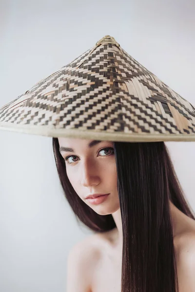 Retrato Una Hermosa Joven Con Belleza Natural Chica Bambú Sombrero —  Fotos de Stock