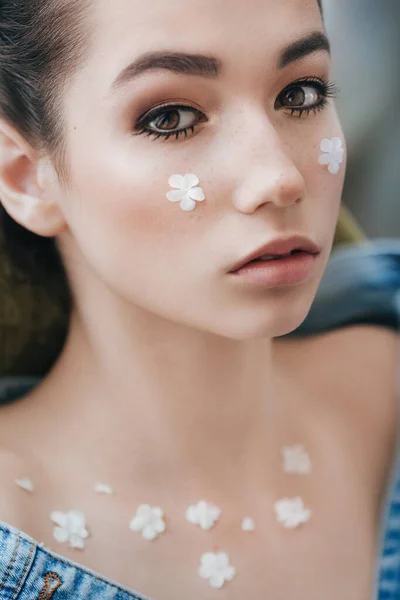 Retrato Hermosa Joven Morena Con Maquillaje —  Fotos de Stock