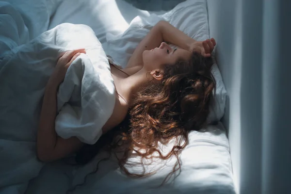 Yatağında Yorganın Altında Bir Kız Var — Stok fotoğraf
