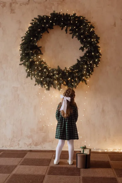 Foto Una Niña Hermosa Una Corona Navidad — Foto de Stock