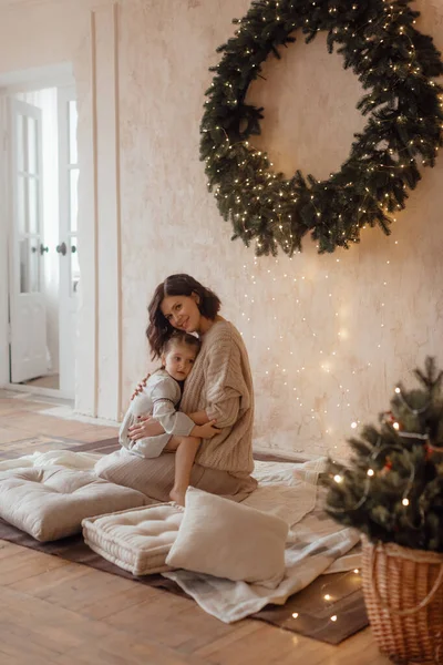 小さな美しい女の子と彼女の母親の写真とともにクリスマスリース — ストック写真