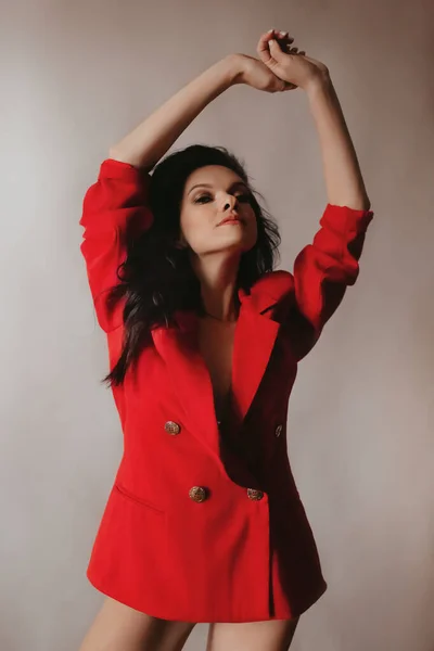 Портрет Красивой Молодой Женщины Модной Красной Одежде — стоковое фото