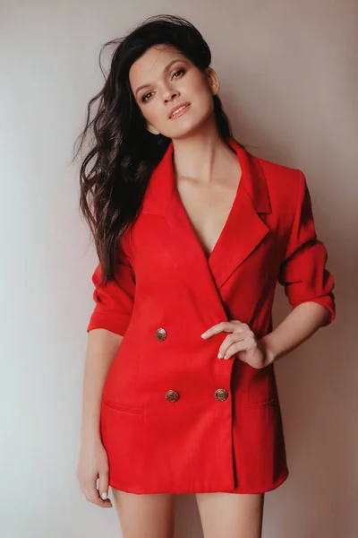 Retrato Una Hermosa Mujer Joven Con Maquillaje Ropa Roja Moda —  Fotos de Stock