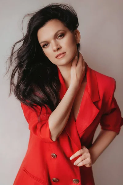 Porträtt Vacker Ung Kvinna Med Smink Mode Röda Kläder — Stockfoto