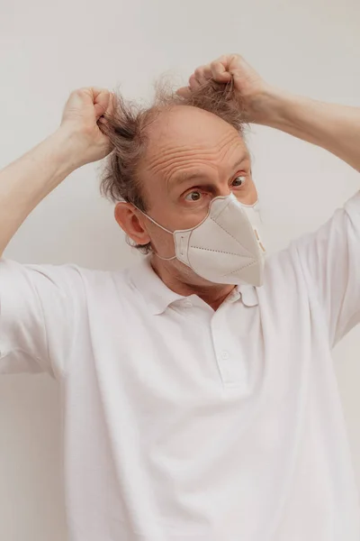 Homem Sênior Uma Camiseta Branca Usando Máscara Médica — Fotografia de Stock