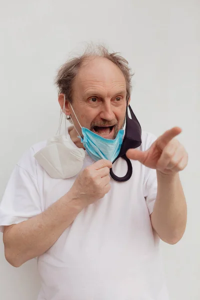 Homem Sênior Uma Camiseta Branca Usando Máscaras Médicas — Fotografia de Stock