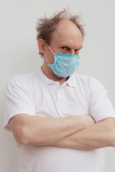 Homem Sênior Uma Camiseta Branca Usando Máscara Médica — Fotografia de Stock