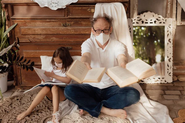 Små Barnbarn Ansiktsmask Kramar Och Vill Skydda Farfar Från Epidemi — Stockfoto