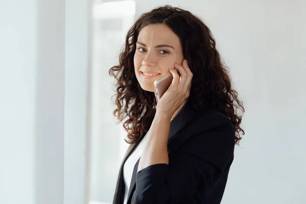 Portret Van Een Mooie Jonge Vrouw Een Zwart Shirt Witte — Stockfoto