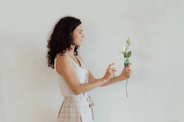 Vacker Flicka Med Blommor Händerna — Stockfoto