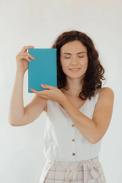 Jovem Mulher Segurando Livro Mãos — Fotografia de Stock