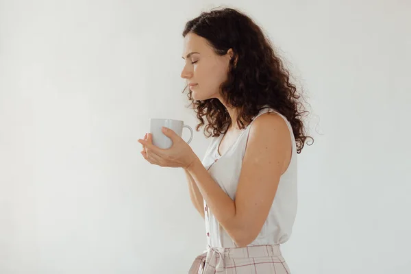 Mujer Joven Bebiendo Café Comiendo Una Taza —  Fotos de Stock