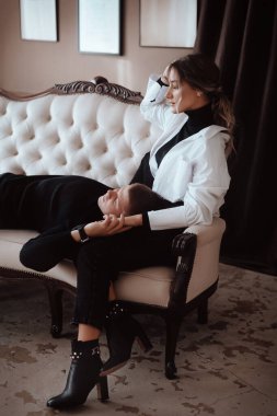 Stüdyoda koltukta poz veren güzel bir çift.