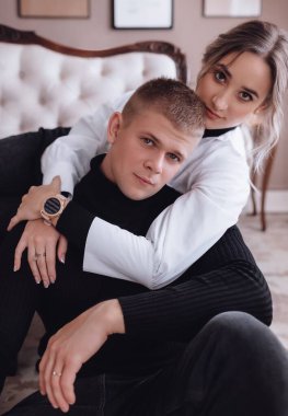 Stüdyoda aşık genç bir çift