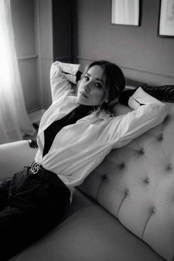 Stüdyoda güzel genç bir kadın