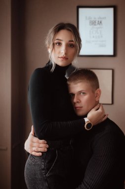 Stüdyoda birbirine aşık güzel bir çift.