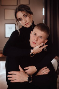 Mutlu çift stüdyoda poz veriyor.