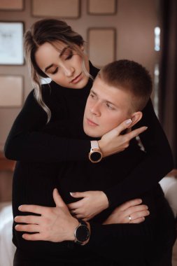 Kocasıyla birlikte stüdyoda genç bir kadın var.