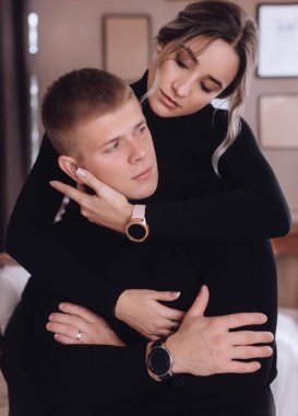 Mutlu çift stüdyoda poz veriyor.