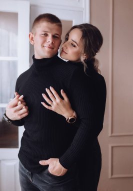 Mutlu çift stüdyoda birbirine sarılıyor.