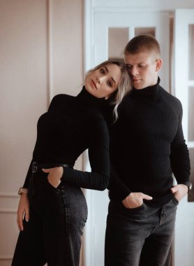 Stüdyoda poz veren genç çift