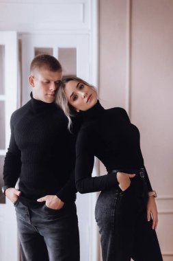 Stüdyoda poz veren genç çift