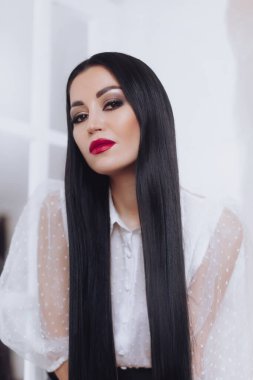 Beyaz bluzlu güzel bir kadın.