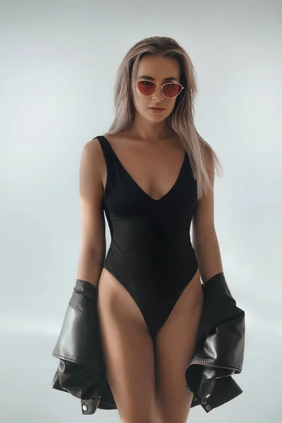 Schöne Junge Frau Schwarzem Badeanzug Und Sonnenbrille Posiert — Stockfoto