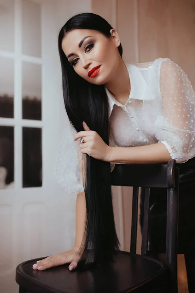 Hermosa Mujer Posando Blusa Blanca —  Fotos de Stock