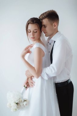 Genç ve güzel bir çift stüdyoda poz veriyor.