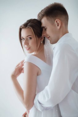 Beyaz arka planda birbirine aşık genç bir çift