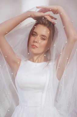 Duvağı olan beyaz elbiseli güzel gelin
