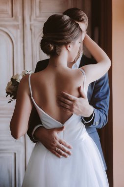 Güzel gelin ve damat stüdyoda poz veriyor.