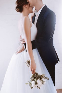 Gelinlik ve damat giymiş gelin