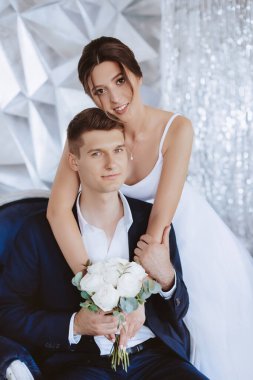 Gelinlik ve damat giymiş güzel gelin 