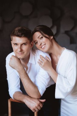 Genç çift odada birbirine aşık.