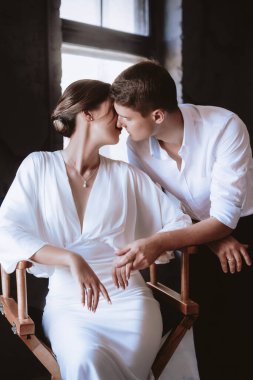 Genç çift odada birbirine aşık.