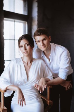 Genç çift odada birbirine aşık.