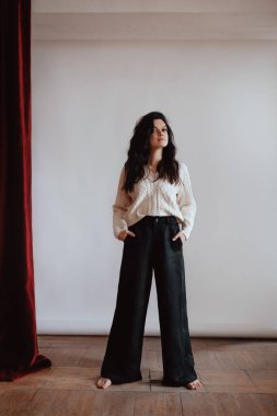 Stüdyoda siyah pantolonlu güzel kız.