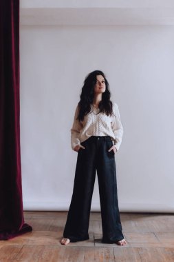 Siyah pantolonlu güzel kadın.