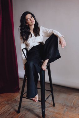 Siyah pantolonlu güzel kız.
