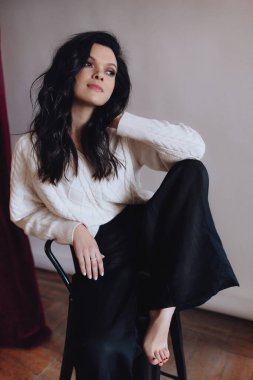 Beyaz kazaklı güzel kız.