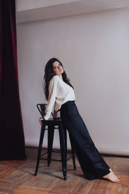 Beyaz kazaklı güzel kadın.