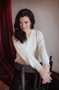 Beyaz kazaklı güzel bir kadın.