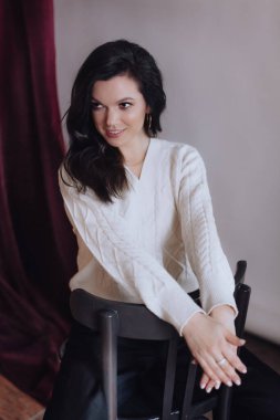 Beyaz kazaklı güzel bir kadın.