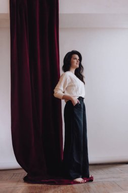 Beyaz kazaklı güzel bir kadın.