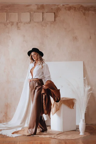 Menina Conjunto Primavera Moda Roupas Bege Marrom Cores Naturais Tendência — Fotografia de Stock