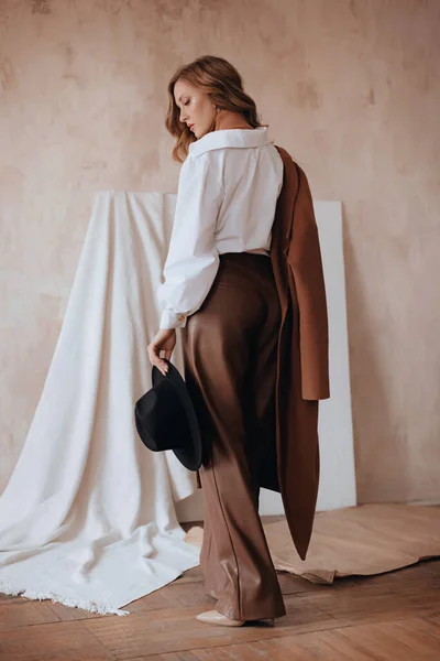 Havalı Bej Kahverengi Elbiseli Bir Kız Doğal Renkler 2021 Toplam — Stok fotoğraf